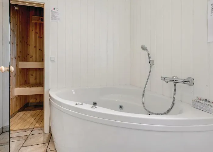 Three-bedroom In Feriehus *